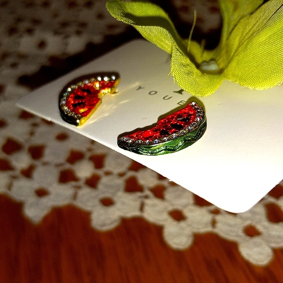 3/4" watermelon 🍉 shape rhinestone enameled post earrings New - Picture 2 of 3